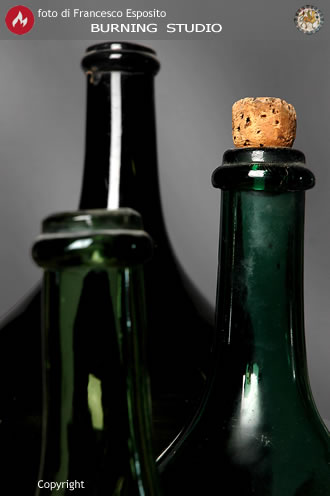 Bottiglioni di vino – Vetro e fascine di ulivo per conservare il vino